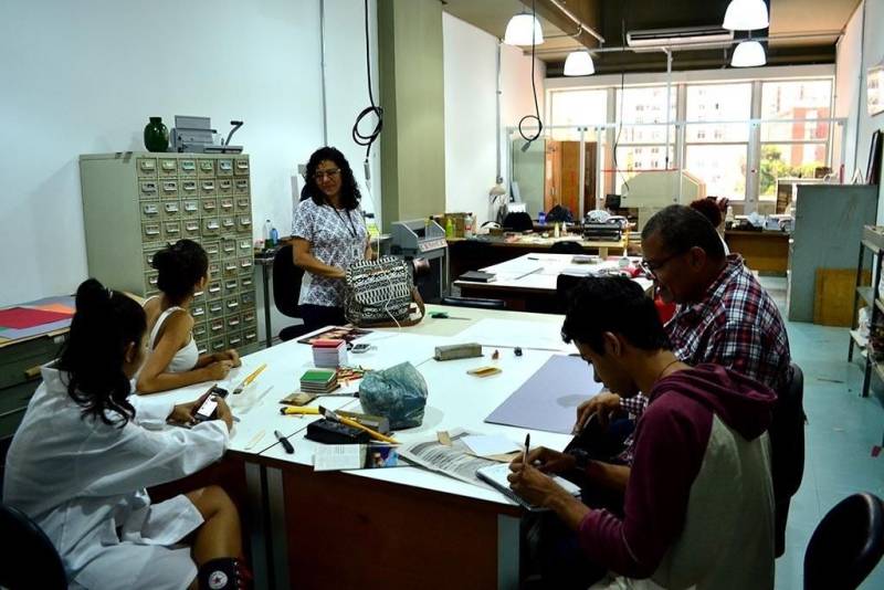 Estão abertas as inscrições para as oficinas (foto) de higienização e restauro de Acervo Bibliográfico do mês março, realizadas no Centur. Até dia 27 de fevereiro as inscrições podem ser feitas no site da Fundação Cultural do Pará (FCP). Todos os meses a Biblioteca Arthur Vianna disponibiliza essas oficinas para que acadêmicos e o público em geral possam aprender a conservar, higienizar e restaurar obras literárias.
FOTO: LUCAS MOTA / ASCOM FCP
DATA: 20.02.2018
BELÉM - PARÁ <div class='credito_fotos'>Foto: LUCAS MOTA / ASCOM FCP | <a href='/midias/2018/originais/83247c5f-e4cb-442b-a3f1-81621660ecf5.jpg' download><i class='fa-solid fa-download'></i> Download</a></div>