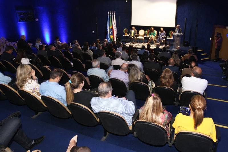 A secretária de Municípios Sustentáveis (Semsu), Izabela Jatene, representou o governador Simão Jatene na sessão pública de apoio à implantação do campus da Amazônia para Estudos e Pesquisas de Políticas Integradas de Proteção Ambiental e Progresso Sustentável da Universidade Mundial de Segurança e Desenvolvimento Social da Organização das Nações Unidas (ONU), em Belém.
FOTO: CARLOS SODRÉ / AG. PARÁ
DATA: 23.05.2018
BELÉM - PARÁ <div class='credito_fotos'>Foto: CARLOS SODRÉ / AG. PARÁ | <a href='/midias/2018/originais/832b4992-f4fe-4849-a0c5-416ca273ceba.jpg' download><i class='fa-solid fa-download'></i> Download</a></div>