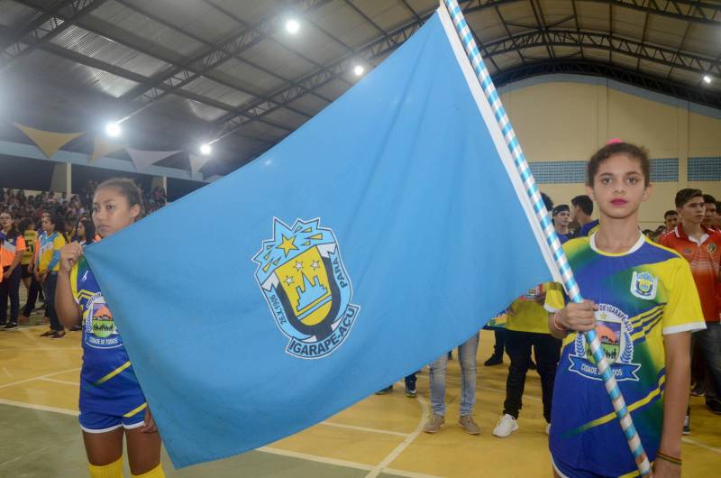A cidade de Igarapé-Açu, no nordeste do Estado, sedia, até o próximo dia 20, a terceira etapa regional da 60ª edição dos Jogos Estudantis Paraenses (Jeps), uma ação esportivo-educacional que, ao longo de 60 anos propõe disseminar a cultura da paz e descobrir talentos esportivos. Cerca de 800 pessoas, entre atletas, professores e a comunidade participaram da cerimônia de abertura, nesta quarta-feira, 16, no ginásio Daniel Torres. Além de Igarapé-Açu, a terceira etapa também ocorre no município de Mocajuba.
FOTO: RAI PONTES / ASCOM SEDUC
DATA: 16.05.2018
IGARAPÉ-AÇU - PARÁ <div class='credito_fotos'>Foto: Rai Pontes/Ascom Seduc | <a href='/midias/2018/originais/832e6a63-f3d4-4ce6-b348-fa7ff7085bf5.jpg' download><i class='fa-solid fa-download'></i> Download</a></div>