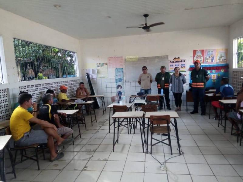 Cuidados com os animais e manutenção das rodas para circulação na areia não são disciplinas habituais nos cursos de capacitação de motoristas promovidos pelo Departamento de Trânsito do Estado (Detran), mas são essenciais no curso (foto) que o órgão, desde a última semana, realiza na Vila de Algodoal, município de Maracanã, na região nordeste, direcionado aos carroceiros que atuam como condutores de charretes, único veículo que pode circular por uma das praias mais bonitas do litoral paraense. Com carga horária de 30 horas, a formação visa formar condutores em condições de garantir a própria segurança, dos passageiros e pedestres, além de enfatizar os cuidados para o bem-estar dos animais e proporcionar um transporte de qualidade. Realizado em parceria com a Secretaria de Estado de Turismo (Setur), o curso começou no último dia 5 e prossegue até o próximo dia 14, reunindo cerca de 60 condutores, que estão sendo capacitados para prestação do serviço de locomoção à população e turistas, que procuram a ilha não só durante as férias de julho.

FOTO: ASCOM / DETRAN
DATA: 12.06.2018
MARACANÃ - PARÁ <div class='credito_fotos'>Foto: ASCOM DETRAN   |   <a href='/midias/2018/originais/83305e25-1cef-40c1-851f-db885646cecf.jpg' download><i class='fa-solid fa-download'></i> Download</a></div>