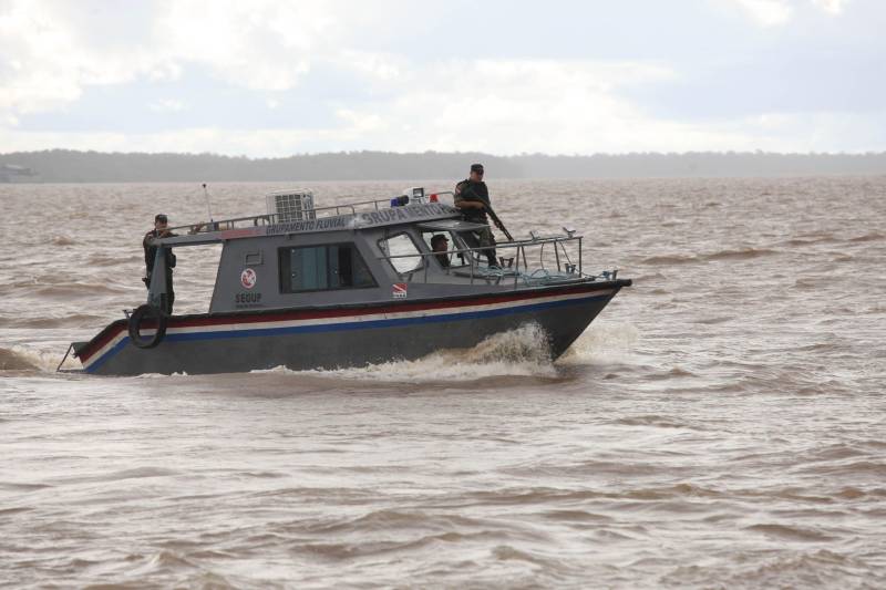 Lancha da Companhia de Policiamento Fluvial em plena baia do Guajará, próximo a capital Belém. Que realiza o policiamento ostensivo nos rios do Estado e atende comunidades ribeirinhas através de projetos sociais.
FOTO: CARLOS SODRÉ / AG. PARÁ
DATA: 27.04.2018
BELÉM - PARÁ <div class='credito_fotos'>Foto: Marcelo Lelis / Ag. Pará | <a href='/midias/2018/originais/83377083-9b61-45ea-9b4e-4725705c7fa8.jpg' download><i class='fa-solid fa-download'></i> Download</a></div>