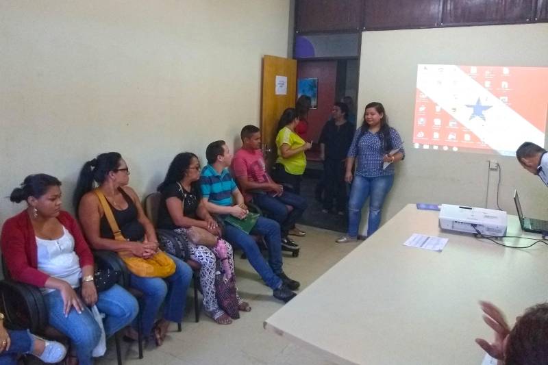A Companhia de Habitação do Pará (Cohab) vai entregar nos próximos dias 20 unidades habitacionais do Projeto Taboquinha, localizado no Distrito de Icoaraci, já prontas para morar. Nesta quarta-feira (25), na sede da Cohab, os beneficiários participaram de um sorteio da localização de cada imóvel. As novas unidades vão atender 19 famílias, que serão remanejadas da Comunidade Cubatão para abertura de novas frentes de obra, além de uma moradora da Travessa Pimenta Bueno, onde serão construídas mais unidades habitacionais. Segundo a assessora jurídica da Diretoria Técnica da Cohab, Alessandra Vialôgo, "todos tiveram seus nomes validados pelo Ministério Público Estadual, instituição que acompanha todos os processos de entrega de habitação executados pela Cohab no Projeto Taboquinha".
FOTO: ASCOM / COHAB
DATA: 25.04.2018
ICOARACI - PARÁ <div class='credito_fotos'>Foto: ASCOM COHAB | <a href='/midias/2018/originais/83431fe9-9e48-4333-b14d-61025022ab54.jpg' download><i class='fa-solid fa-download'></i> Download</a></div>