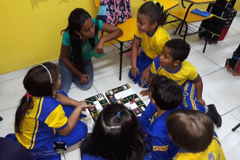 Agentes de educação do Departamento de Trânsito do Estado (Detran), em parceria com os graduandos de pedagogia do Instituto Federal de Educação do Pará (IFPA), levaram, nesta terça-feira (27) e quarta-feira (28), palestras e dinâmicas de educação para o trânsito às escolas da rede particular e pública da capital. A ação faz parte do projeto Educação no Trânsito nas Escolas.
FOTO: ASCOM DETRAN
DATA: 28.02.2018
BEWLÉM - PARÁ <div class='credito_fotos'>Foto: ASCOM DETRAN | <a href='/midias/2018/originais/8346358e-aca9-4200-8e68-470dd5c7c05a.jpg' download><i class='fa-solid fa-download'></i> Download</a></div>