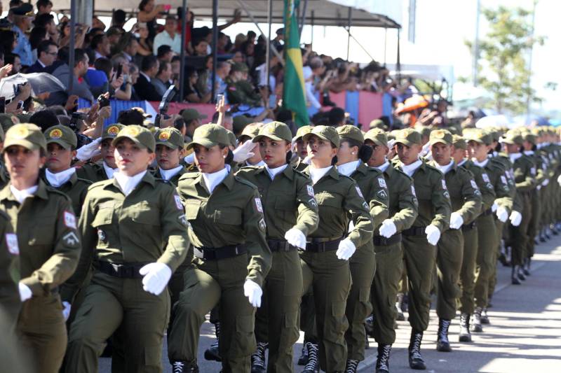 A cerimônia de formatura dos novos praças da Polícia Militar ocorreu na manhã desta segunda-feira (9), simultaneamente, em Belém e outros seis municípios paraenses: Santa Izabel, Castanhal, Barcarena, Capanema, Bragança e Tucuruí. Em Parauapebas, Marabá, Breves, Soure e Conceição do Araguaia, a formatura será celebrada na quinta-feira, dia 12. Na sexta-feira, dia 13, é a vez de Santarém, Altamira, Paragominas e Itaituba. O governador Simão Jatene presidiu a cerimônia de formatura no Portal da Amazônia, bairro da Cidade Velha, em Belém. Milhares de familiares dos formandos lotaram o espaço para entregar aos novos policiais militares seus diplomas de conclusão de curso.
FOTO: CRISTINO MARTINS / AG. PARÁ
DATA: 09.07.2018
BELÉM - PARÁ <div class='credito_fotos'>Foto: Cristino Martins/Ag. Pará | <a href='/midias/2018/originais/83481cc5-576c-4802-8613-61f7cbc7ff17.jpg' download><i class='fa-solid fa-download'></i> Download</a></div>