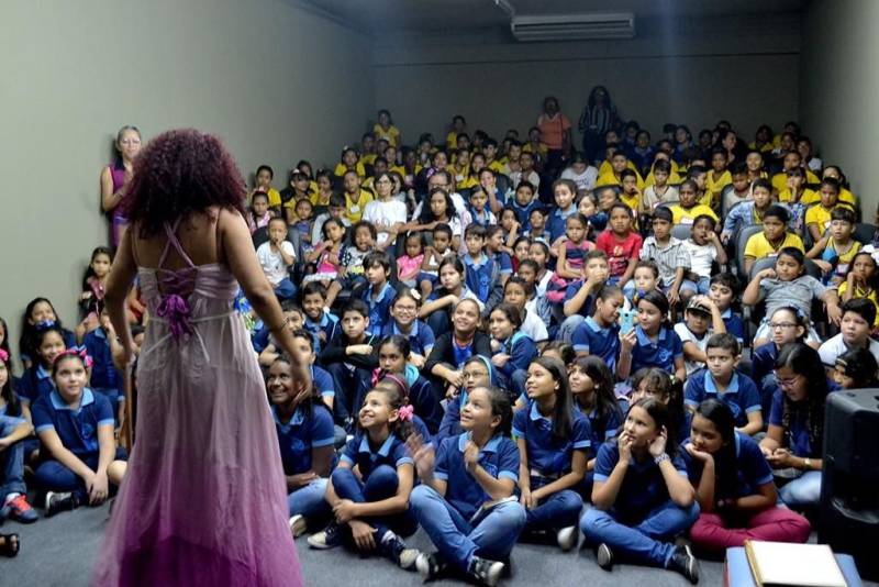 A Biblioteca Arthur Vianna, da Fundação Cultural do Pará (FCP), promove o evento “Literatura Para Gente Miúda”, uma programação especial voltada ao público infantil. O evento comemora o Dia do Livro Infantil, nesta quarta-feira, 18. Espetáculo teatral, exposição e performances poéticas fazem parte da iniciativa.
FOTO: ASCOM FCP
DATA: 18.04.2018
BELÉM - PARÁ <div class='credito_fotos'>Foto: ASCOM FCP | <a href='/midias/2018/originais/8361c710-a988-42ae-9d94-5d657a28300c.jpg' download><i class='fa-solid fa-download'></i> Download</a></div>