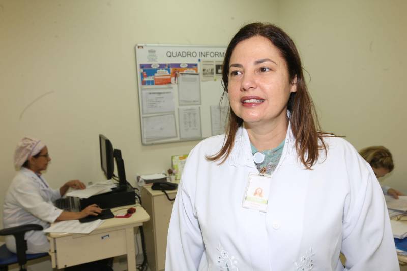 Salvar vidas tem sido a principal missão do Banco de Leite da Fundação Santa Casa de Misericórdia do Pará, referência no Estado em captação de leite humano. Desde que foi criado, em 1987, ele conta com a solidariedade e o trabalho de diversos atores, fundamentais para a sua existência. Dentre eles, estão mães lactantes que disponibilizam um pouco de tempo e atenção para alimentar outras crianças, que nem chegam a conhecer. No interior da Santa Casa, uma equipe trabalha todos os dias para auxiliar na captação desse leite e trazer sempre novas doadoras para o banco. Além de funcionários da Fundação, uma equipe formada por Bombeiros, militares e civis, trabalha na sensibilização dessas mulheres, não só dentro do hospital, mas em creches, escolas, igrejas e comunidades onde possa se dissipar a informação e a necessidade de novas doadoras. Na foto, a coordenadora do Banco de Leite da Santa Casa, Cynara Souza.
FOTO: CARLOS SODRÉ / AG. PARÁ
DATA: 27.02.2018
BELÉM - PARÁ
<div class='credito_fotos'>Foto: CARLOS SODRÉ / AG. PARÁ | <a href='/midias/2018/originais/8364e78f-343b-427d-b75c-9f05a83252c1.jpg' download><i class='fa-solid fa-download'></i> Download</a></div>