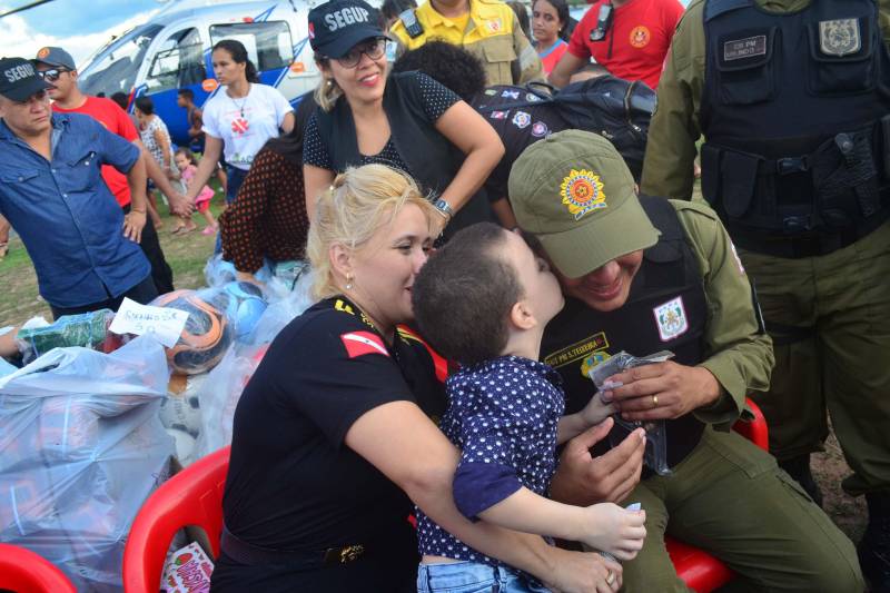 Uma tarde para não sair da memória de centenas de crianças que participaram na tarde desta sexta-feira, 7, do Natal com Segurança (foto) promovido pela Secretaria de Estado de Segurança Pública e Defesa Social (Segup). Com olhos atentos para o céu, meninos e meninas receberam com emoção o delegado de polícia que se tornou Papai Noel por um dia. Ele chegou ao Portal da Amazônia em um helicóptero do Grupamento Aéreo de Segurança Pública (Graesp) causando emoção aos presentes.

FOTO: ELIELSON MODESTO / ASCOM SUSIPE
DATA: 08.12.2018
BELÉM - PARÁ <div class='credito_fotos'>Foto: Elielson Modesto / Ascom Segup   |   <a href='/midias/2018/originais/836a742c-4fc9-4371-ad1f-5604ab457c9a.jpg' download><i class='fa-solid fa-download'></i> Download</a></div>