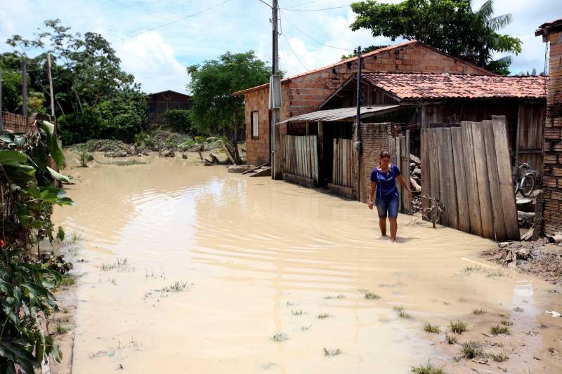 O Governador do Pará, Simão Jatene, esteve durante esta sexta-feira (13) no município de Paragominas. Além de visitar as áreas afetadas pela enxurrada que ocorreu na madrugada da quinta-feira (12), ele conversou com moradores atingidos, reuniu com autoridades municipais, secretários de estado, com o Corpo de Bombeiros e a Defesa Civil para traçar as metas e ações a serem cumpridas para restabelecer a normalidade na cidade. A forte enxurrada, que durou toda a madrugada, alagou cerca de 40% da cidade e atingiu 350 famílias. Até o momento, 13 locais foram adequados para funcionar como abrigo, entre escolas, associações, ginásios, entre outros, para receber desabrigados e desalojados.

FOTO: SIDNEY OLIVEIRA / AG. PARÁ
DATA: 13.04.2018
PARAGOMINAS - PARÁ <div class='credito_fotos'>Foto: Sidney Oliveira/Ag. Pará   |   <a href='/midias/2018/originais/836a8b84-3170-478b-bbda-19545038f221.jpg' download><i class='fa-solid fa-download'></i> Download</a></div>