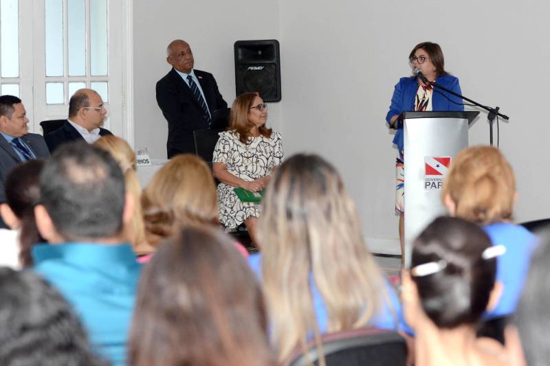 O Selo Comemorativo aos 60 anos dos Jogos Estudantis Paraenses (JEPs) foi lançado nesta segunda-feira (18) pela Secretaria de Estado de Educação (Seduc). A cerimônia, que ocorreu no auditório do Palácio do Governo do Estado, em Belém, reuniu autoridades, dirigentes esportivos, professores e atletas em uma festa do esporte estudantil. Na foto, a secretária de Estado de Educação Ana Claudia Serruya Hage.

FOTO: FERNANDO NOBRE / ASCOM SEDUC
DATA: 18.06.2018
BELÉM - PARÁ <div class='credito_fotos'>Foto: FERNANDO NOBRE/ASCOM SEDUC   |   <a href='/midias/2018/originais/8370c831-0ced-4cdb-a87c-7048afb1c8f7.jpg' download><i class='fa-solid fa-download'></i> Download</a></div>