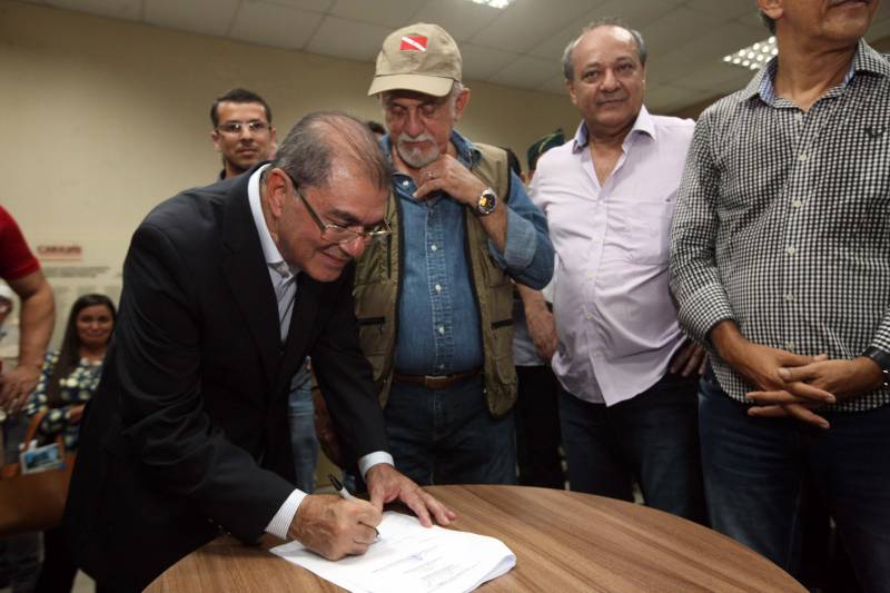 O Governador do Estado, Simão Jatene, também entregou para a região mais de 90 viaturas (foto) , 65 caminhonetes e 27 carros utilitários (pálios weekend), com destaque para duas da patrulha rural e uma para ronda escolar específica para Marabá. O Secretário de Estado de Segurança Pública, Luiz Fernandes, ressaltou que os veículos vão substituir a frota nas regiões sul e sudeste. “Surgiu uma demanda do policiamento rural, e já uma semana depois, por determinação do governador, já trouxemos as viaturas e já temos o policiamento disponível para fazer esse patrulhamento, que vai iniciar na região sudeste, mas se estenderá para a região sul e nordeste do estado. Hoje estamos substituindo toda a frota de veículos da região sul e sudeste, além disso o governador determinou onde tiver policiamento vai ter uma viatura, e já foi apresentado para a região os novos policiais que tomaram posse, nós não temos mais nenhum município sem delegado”, pontuou. Outras conquistas citada pelo Secretário da SEGUP foi o aumento do Núcleo de Apoio à Investigação e a criação de um conselho regional para acompanhar as ações de segurança pública. FOTO: SIDNEY OLIVEIRA / AG. PARÁ DATA: 06.04.2018 MARABÁ - PARÁ <div class='credito_fotos'>Foto: Sidney Oliveira/Ag. Pará | <a href='/midias/2018/originais/837127c2-5e52-4e6c-824d-362da4c5ab07.jpg' download><i class='fa-solid fa-download'></i> Download</a></div>