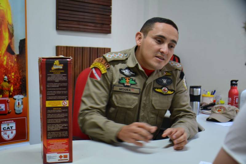  A procura por fogos de artifício como bombinhas, estalinhos ou pistolas aumenta durante o período junino e com a proximidade do início da Copa do Mundo. Para prevenir acidentes, o Corpo de Bombeiros do Pará dá algumas dicas sobre como utilizar esses artefados e realiza fiscalizações nos estabelecimentos que comercializam esses produtos. As vistorias são feitas durante o ano todo, mas no período da festas de São João e nos bares que irão realizar a cobertura dos jogos do mundial, esse trabalho será reforçado. “Com a quantidade de artefatos explosivos, o Corpo de Bombeiros, mediante os serviços de atividades técnicas, aumenta e potencializa as vistorias nos locais que poderão haver uma maior quantidade de público e consequentemente a utilização de fogos de artifícios. Evitem o uso de artefatos em bares para que não aconteça algum tipo de acidente", orienta o capitão Raimundo Moura (foto).

FOTO: ASCOM / CBMPA
DATA: 04.06.2018
BELÉM - PARÁ <div class='credito_fotos'>Foto: Ascom CBMPA   |   <a href='/midias/2018/originais/837efbac-bbb5-41a8-9e0c-6b536a64c9e9.jpg' download><i class='fa-solid fa-download'></i> Download</a></div>