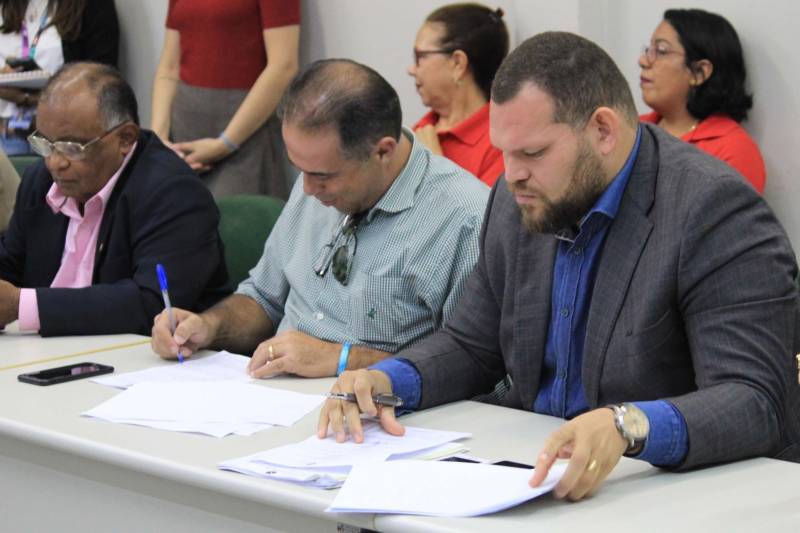 O superintendente do sistema penitenciário do Pará (Susipe), Michell Durans, assinou na manhã desta sexta-feira (21) um termo de cooperação técnica com o objetivo de executar ações conjuntas, voltadas ao desenvolvimento da produção, distribuição e consumo de frutas cítricas no Pará, com o uso da mão de obra carcerária na fazenda do Grupo Citropar Agropecuária, localizada no município de Capitão Poço, nordeste paraense. Além do Grupo Citropar, o termo foi assinado (foto) com a Secretaria de Estado de Desenvolvimento Agropecuário e da Pesca (Sedap), Agência de Defesa Agropecuária do Estado do Pará (Adepará), Superintendência Federal de Agricultura, Pecuária e Abastecimento no Estado do Pará (SFA/PA), Instituto Nacional de Metrologia (Inmet) e Serviço Nacional de Aprendizagem Rural (Senar).

FOTO: VELOSO JÚNIOR / ASCOM SUSIPE
DATA: 24.12.2018
BELÉM - PARÁ <div class='credito_fotos'>Foto: Veloso Junior / Ascom Susipe   |   <a href='/midias/2018/originais/83827738-ce55-42db-bcf3-5d4915fa3203.jpg' download><i class='fa-solid fa-download'></i> Download</a></div>