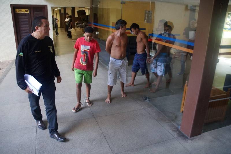 A Polícia Civil prendeu, na manhã desta sexta-feira (13), 40 foragidos da Justiça por envolvimento em crimes diversos, como roubos, furtos, homicídio e tráfico de drogas. As prisões são resultado da Operação "Xeque Mate", coordenada pela Diretoria de Polícia Metropolitana (DPM). Os presos estão sendo conduzidos para a Delegacia Geral para passarem por perícia e, em seguida, serem encaminhados ao sistema penitenciário. Na foto, o delegado geral adjunto da Polícia Civil, Rogério Morais.
FOTO: ASCOM POLÍCIA CIVIL
DATA: 13.04.2018
BELÉM - PARÁ <div class='credito_fotos'>Foto: Polícia Civil | <a href='/midias/2018/originais/83868a11-8d86-4e45-bd2d-b7bcc3a9a225.jpg' download><i class='fa-solid fa-download'></i> Download</a></div>