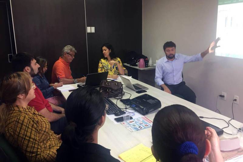 Para dar continuidade ao acompanhamento do workshop Melhoria da Situação Fiscal dos Municípios do Pará, a Secretaria Extraordinária de Municípios Sustentáveis (Semsu) está capacitando servidores públicos para o Escritório de Projetos que dará suporte aos municípios paraenses. A iniciativa faz parte do Programa Municípios Sustentáveis (PMV), na frente de apoio à gestão pública. Dez servidores públicos, das secretarias estaduais de Fazenda (Sefa), de Planejamento (Seplan) e de Administração (Sead), e da Escola de Governança Pública do Estado do Pará (EGPA), estão passando por uma capacitação realizada pela Organização Social Comunitas, em parceria com a Mais Partners. “A capacitação é voltada para o método de gestão PCA, utilizado para diagnosticar problemas e ajudar a definir soluções”, explicou Júlio Pereira Marques, consultor pleno da Mais Partners.
FOTO: SECOM
DATA: 23.02.2018
BELÉM - PARÁ <div class='credito_fotos'>Foto: Secom | <a href='/midias/2018/originais/83895185-610d-4860-8d50-1375c00e3c98.jpg' download><i class='fa-solid fa-download'></i> Download</a></div>