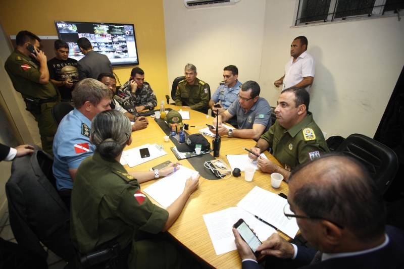 O comando do Sistema de Segurança Pública do Pará montou uma sala de situação no Centro Integrado de Operações (Ciop) (foto), nesta segunda-feira (9) após a morte de dois policiais militares, um na noite de domingo (8) e outro na manhã de segunda-feira. Por ordem do governador Simão Jatene, a Divisão de Homicídios recebeu um reforço de policiais para a investigação dos crimes e uma divisão especial foi criada, este ano, para investigar os assassinatos de policias no estado.
FOTO: MARCELO LÉLIS / AG. PARÁ
DATA: 09.04.2018
BELÉM - PARÁ <div class='credito_fotos'>Foto: Marcelo Lelis / Ag. Pará | <a href='/midias/2018/originais/838bc121-e6c7-43cf-bbbf-8a0e50186d6f.jpg' download><i class='fa-solid fa-download'></i> Download</a></div>