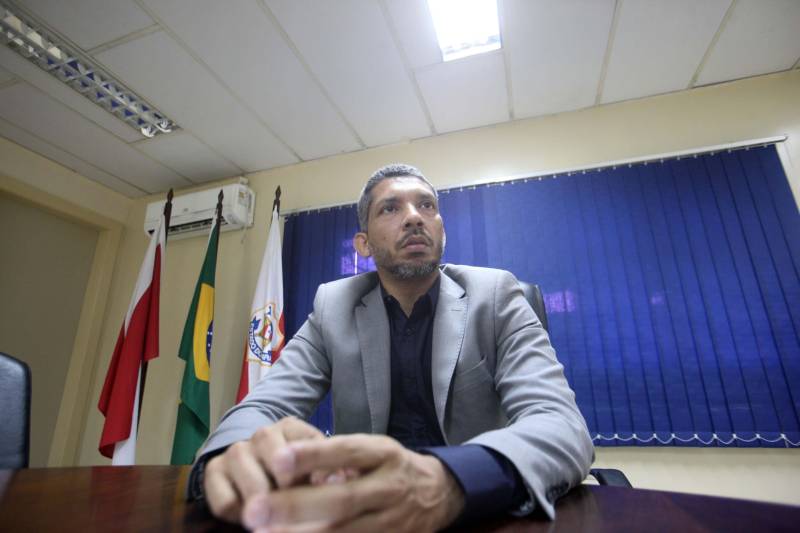 “É notória a melhoria na qualidade no atendimento a população com a implantação das UIPPs. Antes tínhamos os destacamentos policiais, as delegacias no modelo antigo, que às vezes não estava em condições de oferecer todos os serviços que deveriam ser prestados. Mas hoje, após o governo reunir forças, recursos humanos e financeiros tivemos condições de implantar as UIPPs e unificar recursos para trazer estruturas melhores do que as vistas anteriormente”, explicou o delegado geral da Polícia Civil do Pará, Aldo Galeno (foto). Ainda de acordo com o titular da PC do Pará, as UIPPs trouxeram muitos ganhos a sociedade. “Ali nós integramos as policiais e damos a retaguarda ao cidadão, mostrando a eles que os órgãos de segurança estão integrados para um melhor atendimento. Hoje, além do trabalho da polícia repressiva e ostensiva, temos as atividades de cunho social, principalmente para crianças e adolescentes, quebrando o estigma de que a delegacia é um local inóspito, virando uma polícia comunitária, referência para o cidadão, criando proximidade com as pessoas onde ela pode ir para ser acolhida”, detalhou Galeno.

FOTO: THIAGO GOMES / AG. PARÁ
DATA: 09.05.2018
BELÉM - PARÁ

 <div class='credito_fotos'>Foto: Thiago Gomes /Ag. Pará   |   <a href='/midias/2018/originais/8392b2ed-0bfd-4e3e-b93d-f6d4ab3aa0b9.jpg' download><i class='fa-solid fa-download'></i> Download</a></div>