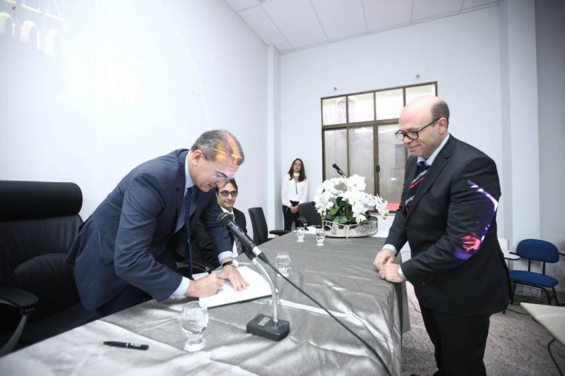 O procurador-geral do Estado, Ophir Cavalcante Junior, deu posse, na tarde da última segunda-feira (26), a seis novos procuradores do Estado, aprovados no 20º concurso público da Procuradoria Geral do Estado (PGE). O evento ocorreu no auditório do prédio-sede da instituição, em Batista Campos, Belém. Foram empossados Idemar Cordeiro Peracchi, Edson dos Santos Matoso, Ducival Carvalho Pereira Júnior, Giulliane Pinheiro Corrêa de Lima, Jobson de Oliveira Pereira e Arthur Marcel Batista Gomes. A cerimônia teve a presença do procurador-geral adjunto, Henrique Nobre Reis, do corregedor-geral da PGE, Paulo de Tarso Dias Klautau Filho, do presidente da Associação dos Procuradores do Estado, Ary Lima Cavalcanti, e de diversos procuradores do Estado, familiares e amigos dos empossados.
FOTO: THIAGO GOMES / AG. PARÁ
DATA: 27.03.2018
BELÉM - PARÁ <div class='credito_fotos'>Foto: Thiago Gomes /Ag. Pará | <a href='/midias/2018/originais/83a1d17f-928e-45b0-948d-acd1746a2ff2.jpg' download><i class='fa-solid fa-download'></i> Download</a></div>
