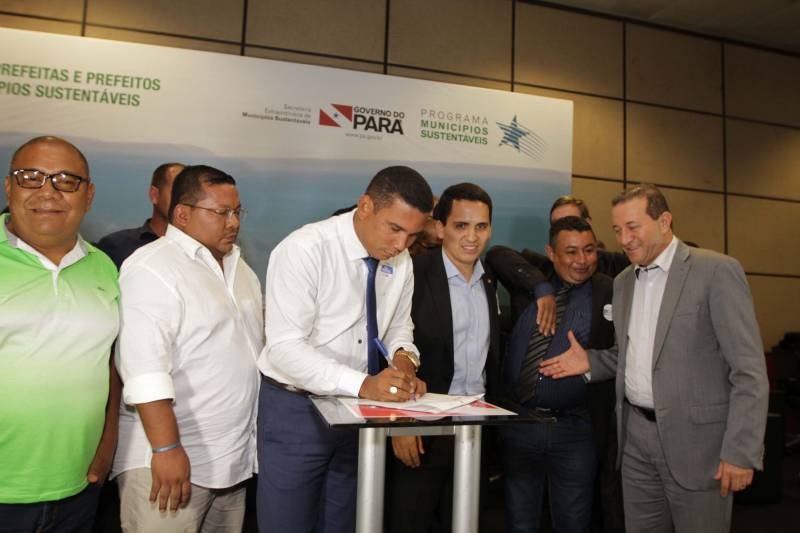 O primeiro dia do Fórum Permanente de Prefeitas e Prefeitos dos Municípios Sustentáveis contou com a participação de 85 prefeitos , 17 vices e 21 secretários municipais dos 141 municípios manifestaram interesse em adotar as diretrizes do programa. Para o governador Simão Jatene, esta grande participação simboliza a união de agentes públicos que colocaram os interesses coletivos acima dos interesses individuais para construir um estado melhor para todos. Com o tema “Gestão Compartilhada”, o evento traz as experiências e os desdobramentos das agendas governamentais que foram planejadas em parceria com as gestões municipais. Através da Secretaria Extraordinária de Municípios Sustentáveis (Semsu) Governo do Pará, por meio da Semsu, investe na capacitação dos municípios para a promoção de uma gestão fiscal eficiente. Para Izabela Jatene, este primeiro dia serviu para sinalizar o quanto os gestores estão preocupados com o equilíbrio da questão fiscal dos municípios e em desenvolver uma governança compartilhada para desenvolver seus municípios.
FOTO: CRISTINO MARTINS / AG. PARÁ
DATA: 07.02.2018
BELÉM - PARÁ <div class='credito_fotos'>Foto: Cristino Martins/Ag. Pará | <a href='/midias/2018/originais/83ad930f-3f1d-4407-b3c9-fd7769f60e89.jpg' download><i class='fa-solid fa-download'></i> Download</a></div>