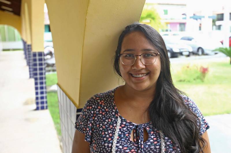 A aluna do 6º período do curso de Engenharia e Exploração do Petróleo da Universidade Federal do Pará (UFPA) e bolsista da Fapespa (Fundação Amazônia de Amparo a Estudos e Pesquisas), Rebeca Lima, 24 anos (foto), pretende com o conhecimento acadêmico contribuir com desenvolvimento econômico e social da região. Ela é aluna do campus de Salinópolis da UFPA.
FOTO: IGOR BRANDÃO / AG. PARÁ
DATA: 24.04.2018
SALINÓPOLIS - PARÁ <div class='credito_fotos'>Foto: IGOR BRANDÃO / AG. PARÁ | <a href='/midias/2018/originais/83b59cd9-d9f3-4b77-a23a-2f8cbbc446a5.jpg' download><i class='fa-solid fa-download'></i> Download</a></div>