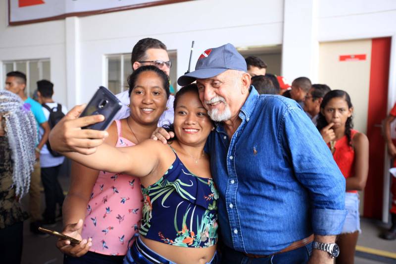 Izabela Jatene, secretária de Estado de Municípios Sustentáveis, destacou a importância dessas obras. “É uma agenda mútua que vínhamos trabalhando com o prefeito local há bastante tempo. Hoje entregamos os Bombeiros, mas também investimos R$2,5 milhões na reforma do Hospital que já está em andamento junto com a contrapartida da Prefeitura; a construção do Ginásio de Esportes, com R$1,4 milhão do Estado e R$ 600 mil da Prefeitura e o asfalto no Jubim. Quando você tem uma gestão municipal comprometida e uma população que participa, tudo fica mais fácil, e assim trabalhamos para tornar os municípios cada vez mais fortes”, afirmou.O governador Simão Jatene ainda visitou as obras do Ginásio, que já atinge cerca de 60% das obras concluídas, e o asfalto na Vila do Jubim, que está em fase final. Jatene também anunciou que a cidade vai ganhar mais dois quilômetros de asfalto.


FOTO: MÁCIO FERREIRA / AG PARÁ
DATA: 24.01.2018
SALVATERRA - PARÁ <div class='credito_fotos'>Foto: MÁCIO FERREIRA/ AG. PARÁ   |   <a href='/midias/2018/originais/83bd54a1-df35-45b3-8d71-1b57c1ac7d0d.jpg' download><i class='fa-solid fa-download'></i> Download</a></div>