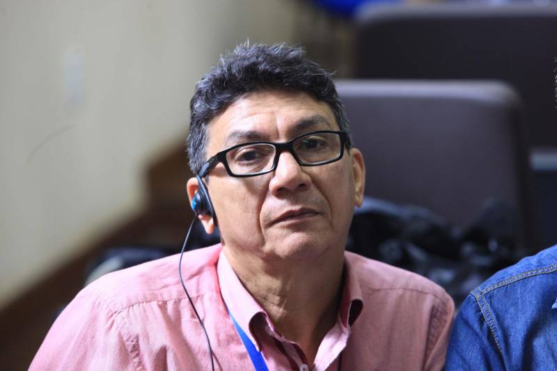 Em 2018, o Centro de Perícias Científicas (CPC) Renato Chaves celebra a segunda parceria com a Polícia Internacional. Dessa vez, o intercâmbio foi fechado com a Polícia Francesa, na manhã desta segunda-feira (23), com a abertura da Semana de Intercâmbio de Investigação Criminal: Brasil x França - O Local de Homicídio em Evidência, no auditório do CPC. Durante a semana, os peritos ampliarão seus conhecimentos sobre as técnicas, protocolos e tecnologias utilizadas na França. Policiais civis e militares também participam da qualificação. O intercâmbio está sendo organizado pela Direção Geral do CPC, por meio da Direção de Cooperação Internacional da Embaixada Francesa, sediada em Brasília. Dois agentes da Polícia do Brigade Criminelle e do Service Régionale d'Identité Judiciaire, com apoio do Ministério do Interior da França, participam da qualificação, que segue até a próxima sexta-feira (27) e será realizada na modalidade presencial, com aulas práticas e teóricas sobre as técnicas em local de crime. Na foto, o perito criminal Jadir dos Santos, 56 anos.
FOTO: RODOLFO OLIVEIRA / AG. PARÁ
DATA: 23.04.2018
BELÉM - PARÁ <div class='credito_fotos'>Foto: Rodolfo Oliveira/Ag. Pará | <a href='/midias/2018/originais/83c4b906-3156-4ff4-a7a0-e28d3e825fb4.jpg' download><i class='fa-solid fa-download'></i> Download</a></div>