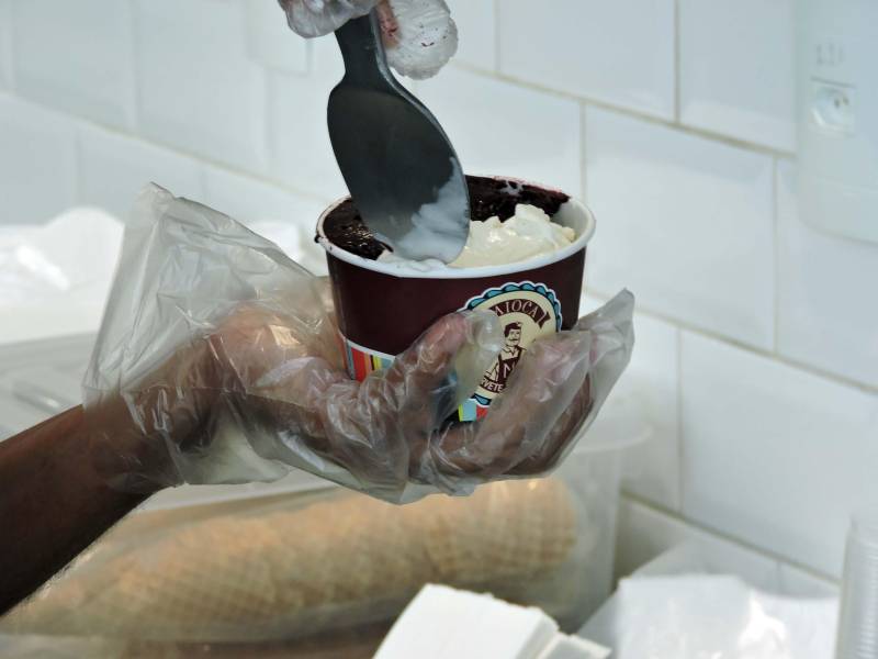 Os sorvetes paraenses sempre fizeram sucesso, graças, principalmente, ao sabor irresistível das frutas. Com o aumento do mercado, graças ao boom da culinária paraense, o empresário Amílcar Lima fundou com um sócio argentino a Maioca (foto), que investiu em qualidade para crescer.
FOTO: ASCOM / SEDEME
DATA: 19.03.2018
BELÉM - PARÁ <div class='credito_fotos'>Foto: Ascom Sedeme | <a href='/midias/2018/originais/83c95e97-bf39-433e-a891-e0da0822a4fd.jpg' download><i class='fa-solid fa-download'></i> Download</a></div>