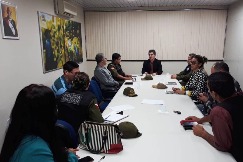Órgãos que compõem o Sistema de Segurança Pública do Estado na região do Baixo Amazonas participaram de uma reunião, nesta terça-feira (27), no Centro Regional de Governo, para conhecerem a estrutura do nova sede administrativa estadual e o modelo de governança compartilhada. Participaram da reunião, conduzida pelo coordenador da área de Segurança, Gilberto Aguiar e a presença do secretário regional de Governo Olavo das Neves, representantes da Polícia Militar (CPR 1, 3º BPM e 35º BPM); Corpo de Bombeiros (4º GBM); Fundação de Atendimento Socioeducativo do Pará (Fasepa); Superintendência do Sistema Penitenciário (CRASHM - Susipe); Polícia Civil (Superintendência Regional do Baixo Amazonas e 16ª Seccional) e Centro de Perícias Científicas - Renato Chaves.
FOTO: SAMUEL ALVARENGA / AG PARÁ
DATA: 27.02.2018
SANTARÉM - PARÁ <div class='credito_fotos'>Foto: SAMUEL ALVARENGA/AG.PARÁ | <a href='/midias/2018/originais/83cadce9-8d8e-491d-a712-08d6d49cd04a.jpg' download><i class='fa-solid fa-download'></i> Download</a></div>