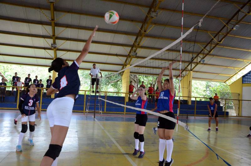 Com medalhas de ouro em handebol, futsal e basquetebol, e prata em voleibol, o município de Mãe do Rio, no nordeste paraense, encerrou sua participação na 2ª etapa Regional dos Jogos Estudantis Paraenses (JEPs) no sábado (12). A participação de Mãe do Rio na competição, que completa 60 anos em 2018, iniciou antes de sua elevação à condição de município, há 30 anos.
FOTO: ELISEU DIAS / ASCOM SEDUC
DATA: 12.05.2018
MÃE DO RIO - PARÁ <div class='credito_fotos'>Foto: Eliseu Dias / Ascom Seduc | <a href='/midias/2018/originais/83cb5ae4-096e-48c6-9323-3ccd5652a254.jpg' download><i class='fa-solid fa-download'></i> Download</a></div>