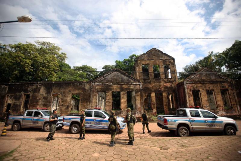 Os rios próximos a Belém são, muitas vezes, porta de entrada para o tráfico de drogas, comercialização de produtos ilegais, entre outros crimes, que influenciam diretamente a violência na Região Metropolitana de Belém (RMB). Para intensificar e otimizar as ações repressivas nas regiões das ilhas pertencentes a capital, a Secretaria de Estado de Segurança Pública e Defesa Social (Segup) realizou a Operação Yara na ilha de Cotijuba, neste sábado, 26.

FOTO: THIAGO GOMES / AG. PARÁ
DATA: 26.05.2018
COTIJUBA - PARÁ <div class='credito_fotos'>Foto: Thiago Gomes /Ag. Pará   |   <a href='/midias/2018/originais/83d15390-9bc5-492b-bb6d-5857fbe50fc3.jpg' download><i class='fa-solid fa-download'></i> Download</a></div>