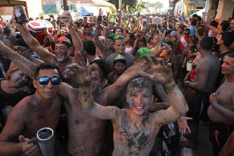 Em Curuçá, no nordeste do Estado, é do mangue que sai o caranguejo, sustento de muitas famílias, e a lama (Tijuco), matéria-prima da fantasia usada pelos brincantes do tradicional bloco carnavalesco "Pretinhos do Mangue". Neste domingo (11), segundo a organização do evento, mais de 17 mil pessoas entre brincantes e espectadores acompanharam o cortejo que teve início no Porto dos Pretinhos e seguiu pelas principais ruas do município até a praça da folia, na orla. O bloco nasceu no ano de 1989 a partir da frustração de dois amigos que foram ao mangue atrás de alimento, mas não conseguiram nenhum caranguejo. Então decidiram passar lama pelo corpo e saíram pela cidade em forma de protesto. "O mangue oferece o nosso caranguejo, mexilhão e camarão. É daqui que as famílias tiram seu sustento. Nossa intenção é aproveitar esse momento de alegria e passar essa mensagem de preservação", afirmou Edmilson Campos, mais conhecido como "Cafá", que está à frente do bloco há 18 anos.
FOTO: CRISTINO MARTIS / AG PARÁ
12.02.2018
CURUÇÁ - PARÁ <div class='credito_fotos'>Foto: Cristino Martins/Ag. Pará | <a href='/midias/2018/originais/83d6b53a-fab0-45ab-bc29-8b26750c6339.jpg' download><i class='fa-solid fa-download'></i> Download</a></div>