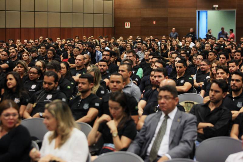 O Governo do Pará segue firme na política de prevenção e redução da criminalidade em todo o estado, com investimentos e o reforço de novos agentes que atuarão na segurança pública. Na tarde desta quinta-feira (22), os 474 aprovados em concurso público tomaram posse e receberam os equipamentos de trabalho. A cerimônia ocorreu no Hangar Convenções e Feiras da Amazônia, em Belém, e contou com a presença do governador Simão Jatene, entre outras autoridades.

FOTO: RODOLFO OLIVEIRA / AG. PARÁ
DATA: 22.03.2018
BELÉM - PARÁ <div class='credito_fotos'>Foto: Rodolfo Oliveira/Ag. Pará   |   <a href='/midias/2018/originais/83d70fe9-3896-4ddf-8c68-ac2c351a0216.jpg' download><i class='fa-solid fa-download'></i> Download</a></div>