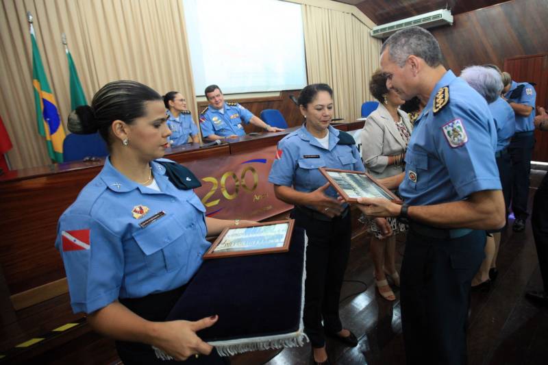 Cerca de 350 policiais femininas iniciaram, na manhã desta sexta-feira (23), no auditório da Universidade da Amazônia, o I Encontro de Mulheres Policiais. O evento faz parte das comemorações pelos 200 anos da Polícia Militar do Pará, celebrado em 2018. A proposta do encontro é proporcionar trocas de experiências profissionais e pessoais entre o efetivo feminino da Polícia Militar do Pará, levantando discussões de temas relacionados às questões do gênero. A ideia do encontro surgiu depois que a PMPA abriu um espaço no site da corporação, para que os internautas enviassem sugestões de eventos que pudessem marcar os 200 anos da instituição no Estado.
FOTO: THIAGO GOMES / AG. PARÁ
DATA: 23.03.2018
BELÉM - PARÁ <div class='credito_fotos'>Foto: Thiago Gomes /Ag. Pará | <a href='/midias/2018/originais/83da7b58-e067-4205-a35b-7d105da72f17.jpg' download><i class='fa-solid fa-download'></i> Download</a></div>