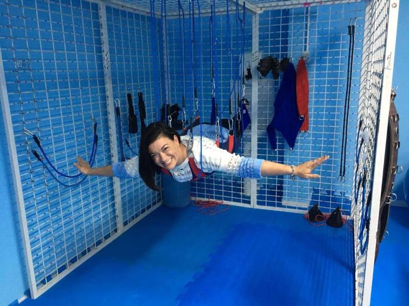 A partir de janeiro de 2019, a assistência aos usuários do Centro Integrado de Inclusão e Reabilitação (CIIR) passará a contar com a terapia PediaSuit, um protocolo de terapia intensiva associado ao uso de macacão terapêutico ortopédico, que melhora o desenvolvimento motor, o tônus muscular, o equilíbrio e a coordenação de pessoas com disfunções neurológicas. A terapia vem obtendo resultados positivos em crianças com diagnósticos diversos, como paralisia cerebral, atraso do desenvolvimento motor, síndrome de Down, deficiências ortopédicas e neurológicas, hipotonia, autismo e acidente vascular encefálico. A inovação vai proporcionar uma alternativa terapêutica eficaz para otimizar o atendimento a usuários com perfil da assistência enquadrada no uso da PediaSuit. O protocolo será desenvolvido no CIIR pela coordenadora do Serviço de Reabilitação, Monizze Carleto (foto), pela fisioterapeuta Natalia Coelho e pela terapeuta ocupacional Waléria Cristina Hipólito, que passaram por capacitação no Centro de Reabilitação Vitória, em Curitiba (PR), ministrada pela equipe de instrutores da Pediasuit Brasil. Elas foram certificadas como terapeutas Pediasuit.

FOTO: ASCOM / INDSH
DATA: 30.12.2018
 <div class='credito_fotos'>Foto: ASCOM / INDSH   |   <a href='/midias/2018/originais/83e4f13f-d49e-4a7d-a81f-7b669d2f18b0.jpg' download><i class='fa-solid fa-download'></i> Download</a></div>