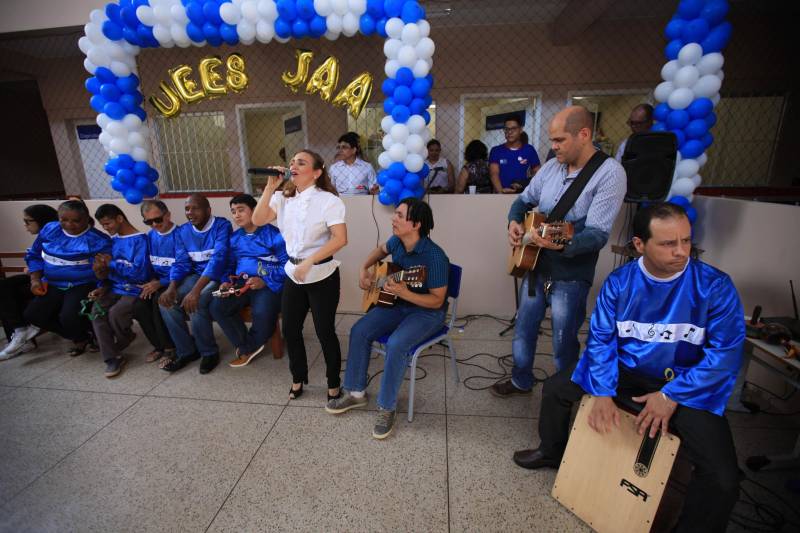"Hoje vim para uma agenda de inauguração, mas vivi uma experiência de amor, que emana em cada ação dos alunos, professores, direção e de cada um que faz parte desta escola que se torna tão especial porque tem alma". A declaração foi feita pelo governador Simão Jatene, nesta terça, 27, durante a inauguração da obra de reforma e ampliação da Escola Álvares de Azevedo, localizada no Bairro de Batista Campos, em Belém. O governador transformou a inauguração em uma grande confraternização. Passou a tarde na Escola e fez questão de cantar e dançar com os alunos, que expressaram muita gratidão pela obra. Atendendo atualmente 436 alunos, a “Álvares de Azevedo” é uma Unidade Especializada dedicada à educação de estudantes com deficiência visual, e que trabalha nos eixos da educação e da habilitação.
FOTO: MÁCIO FERREIRA / AG. PARÁ
DATA: 27.03.2018
BELÉM - PARÁ <div class='credito_fotos'>Foto: MÁCIO FERREIRA/ AG. PARÁ | <a href='/midias/2018/originais/83e53877-7953-4a3f-916b-323bf64819cf.jpg' download><i class='fa-solid fa-download'></i> Download</a></div>