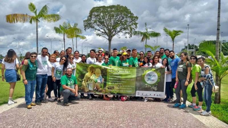 No domingo, 22, foi comemorado o Dia Mundial da Terra e, no Parque Estadual do Utinga (Peut), a data contou com ações de conscientização e muita aventura (foto). O Parque realizou, em parceria com a Universidade da Amazônia (Unama), uma série de ações com o objetivo de alertar universitários e visitantes sobre a importância da conservação da natureza para as cidades amazônicas. O tema das ações foi “Unidades de Conservação como base para a gestão e equilíbrio nas cidades”. O gerente do Parque Estadual do Utinga, Julio Meyer, apresentou aos estudantes do curso de Ciências Biológicas o Sistema Nacional de Unidades de Conservação (SNUC) e falou sobre o funcionamento das UCs da Região Metropolitana de Belém e sobre o Utinga. Para o gerente, a iniciativa é uma forma de aproximar a gestão das UCs do Pará e a academia, o que traz benefícios não apenas para as instituições, mas para a sociedade paraense.
FOTO: ASCOM / IDEFLOR
DATA: 23.04.2018
BELÉM - PARÁ <div class='credito_fotos'>Foto: Ascom Ideflor | <a href='/midias/2018/originais/83e5e66a-c713-409e-8b86-041b9ab892f2.jpg' download><i class='fa-solid fa-download'></i> Download</a></div>