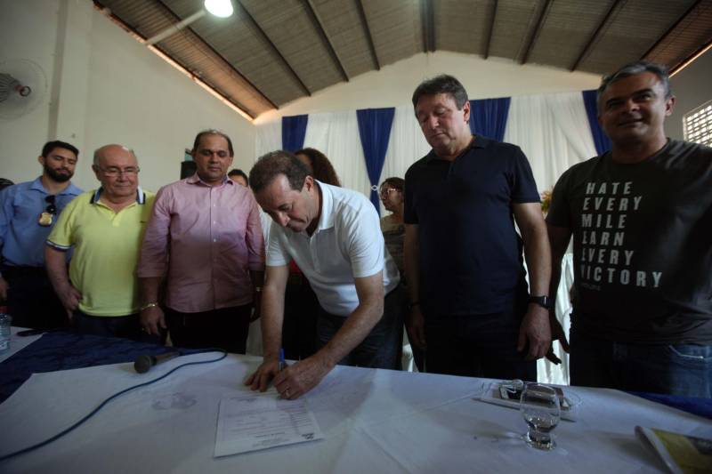 Já durante o evento em Augusto Corrêa, realizado no Centro Nossa Senhora de Nazaré e no Hospital Municipal, o prefeito Filho Barreto lembrou que o município sempre foi beneficiado com obras pela gestão estadual. Desta vez, além do investimento de quase R$ 2 milhões em 4 km de pavimentação, o Governo do Pará também conseguiu um convênio para o asfaltamento da PA-462, que liga o município à Viseu, e ainda a reforma de duas escolas estaduais, o que totaliza cerca de R$ 35 milhões em recursos. Na foto, o presidente da Alepa, o deputado Márcio Miranda.
FOTO: SIDNEY OLIVEIRA / AG. PARÁ
DATA: 14.06.2018
AUGUSTO CORRÊA - PARÁ <div class='credito_fotos'>Foto: Sidney Oliveira/Ag. Pará | <a href='/midias/2018/originais/83eb968b-9f5a-46e5-a688-2b7c044bc267.jpg' download><i class='fa-solid fa-download'></i> Download</a></div>