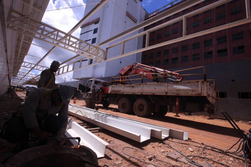 Construção do novo hospital Doutor Abelardo Santos, empreendimento do Governo do Estado sob a coordenação da Secretaria de Estado de Desenvolvimento Urbano e Obras Públicas (Sedop). A obra avançou e está com 70% de serviços executados, sendo que 500 homens trabalham distribuídos em turnos de segunda a sábado, de 7h às 22 horas.
FOTO: RODOLFO OLIVEIRA / AG. PARÁ
DATA: 11.04.2018
BELÉM - PARÁ <div class='credito_fotos'>Foto: Rodolfo Oliveira/Ag. Pará | <a href='/midias/2018/originais/83f94edd-1ee0-44b5-83a6-f8fdd26ab308.jpg' download><i class='fa-solid fa-download'></i> Download</a></div>