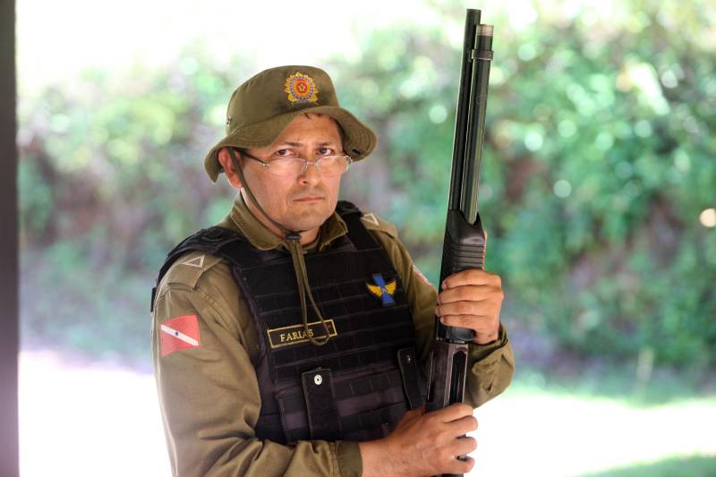 Com nível de especialização, o Curso de Policiamento Rodoviário reúne em Belém, até sexta-feira (15), agentes da Polícia Rodoviária Estadual (PRE) e de outros órgãos do Sistema de Segurança Pública, como o Departamento de Trânsito (Detran), além da Polícia Rodoviária Federal. O subtenente Francisco Farias (foto), policial militar há 29 anos, está se aposentando, mas fez questão de participar da especialização.
FOTO: MARCELO LELIS / AG. PARÁ
DATA: 14.06.2018
MOSQUEIRO - PARÁ <div class='credito_fotos'>Foto: Marcelo Lelis / Ag. Pará | <a href='/midias/2018/originais/83fa12dd-e543-4faf-9911-0d3a89b5206e.jpg' download><i class='fa-solid fa-download'></i> Download</a></div>