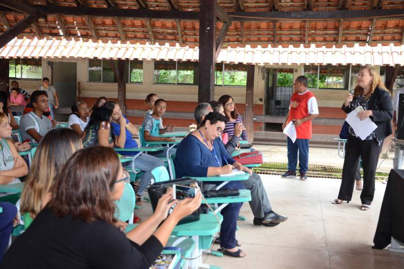 Diretores da Secretaria de Estado de Educação (Seduc) e de órgãos do Sistema de Segurança Pública e promotoras do Ministério Público do Estado se reuniram nesta quinta-feira (15) com gestores, professores, estudantes e pais de alunos da Escola Estadual Palmira Gabriel, com o objetivo de definir ações de segurança para a unidade de ensino. A reunião ocorreu na própria escola, na Avenida Augusto Montenegro, em Belém. A primeira ação definida, e logo posta em prática, foi colocar uma viatura do 10º Batalhão de Polícia Militar (10º BPM) em frente à escola, como base do policiamento na área. A viatura será utilizada em ocorrências no bairro, mas retornará sistematicamente à escola nos três turnos de atividades pedagógicas. A Seduc vai providenciar, de acordo com planejamento da comunidade escolar, a construção de um muro nos fundos e a instalação, em breve, de um sistema de monitoramento por câmeras nas dependências da unidade escolar. Na foto, a promotoras Sílvia Klautau, da 1ª Procuradoria de Justiça Criminal de Icoaraci.
FOTO: ELISEU DIAS / ASCOM SEDUC
DATA: 15.03.2018
BELÉM - PARÁ <div class='credito_fotos'>Foto: Eliseu Dias / Ascom Seduc | <a href='/midias/2018/originais/83ffe8dd-dffb-4fd5-96a3-9fc12e9a7d96.jpg' download><i class='fa-solid fa-download'></i> Download</a></div>