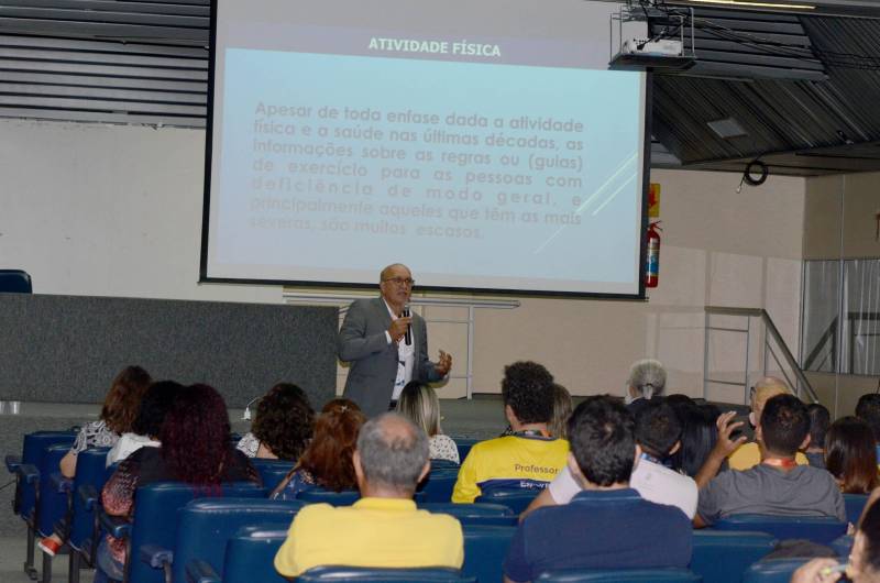 Mais de 100 profissionais de instituições de ensino, especialistas em esporte paralímpico e atletas, se reuniram na tarde desta quarta-feira (21), na abertura do I Seminário Regional Escolar Paralímpico - Norte II, realizado em Belém, na sede da Fundação Cultural do Pará. O segundo vice-presidente do Comitê Brasileiro Paralímpico, Ivaldo Brandão Vieira (foto), falou sobre a realização do seminário em Belém.
FOTO: RAI PONTES / ASCOM SEDUC
DATA: 21.03.2018
BELÉM - PARÁ <div class='credito_fotos'>Foto: Rai Pontes/Ascom Seduc | <a href='/midias/2018/originais/84025154-c0e4-4f04-a0ad-1ca2b94e5961.jpg' download><i class='fa-solid fa-download'></i> Download</a></div>