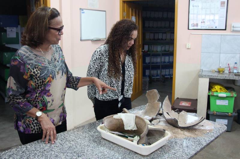 Na manhã desta sexta-feira, 11, a Secretária Estadual de Municípios Sustentáveis, Izabela Jatene, esteve na Fundação Casa da Cultura de Marabá (FCCM), para conversar com a coordenação sobre o fortalecimento da área de pesquisa da instituição. Em Marabá o foco foi o desenvolvimento da pesquisa desenvolvida pela Fundação Casa da Cultura, que precisa de parcerias para fortalecer esse importante trabalho. A instituição já soma o levantamento de 400 sítios arqueológicos e mais de um milhão de artefatos, segundo informações do coordenador do Núcleo de Arqueologia de Marabá, Marlon Prado.
FOTO: ANTONIO MACEDO / DIVULGAÇÃO
DATA: 11.05.2018
MARABÁ - PARÁ <div class='credito_fotos'>Foto: ANTONIO MACEDO / DIVULGAÇÃO | <a href='/midias/2018/originais/84062398-7ef9-4556-9755-fa0f8c5fbcbd.jpg' download><i class='fa-solid fa-download'></i> Download</a></div>
