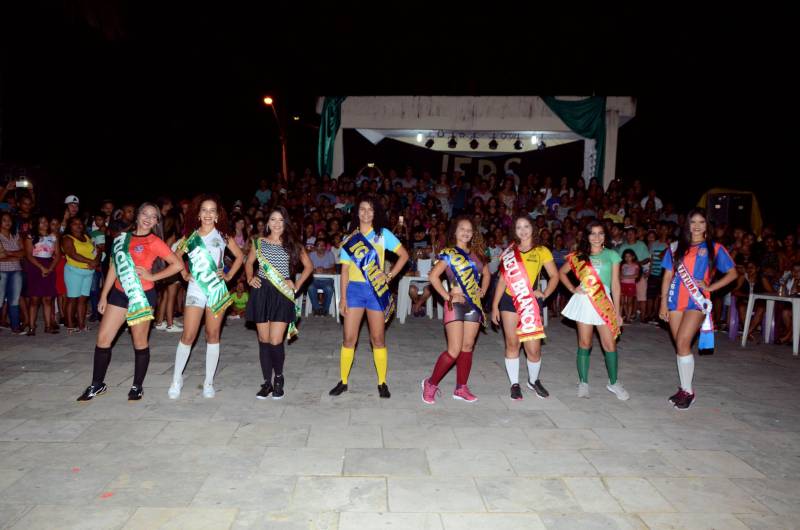 Durante a competição houve ainda o concurso Garota Jeps/Seletiva/Mocajuba/2018, com a participação de atletas dos municípios representados na competição. A vencedora foi a aluna Letícia Sousa, da Escola Estadual Raimundo Ribeiro, de Tucuruí.
FOTO: ELISEU DIAS / ASCOM SEDUC
DATA: 20.05.2018
MOCAJUBA - PARÁ <div class='credito_fotos'>Foto: Eliseu Dias / Ascom Seduc | <a href='/midias/2018/originais/8408f0ef-e3f4-4c72-9f4a-bec670a54116.jpg' download><i class='fa-solid fa-download'></i> Download</a></div>