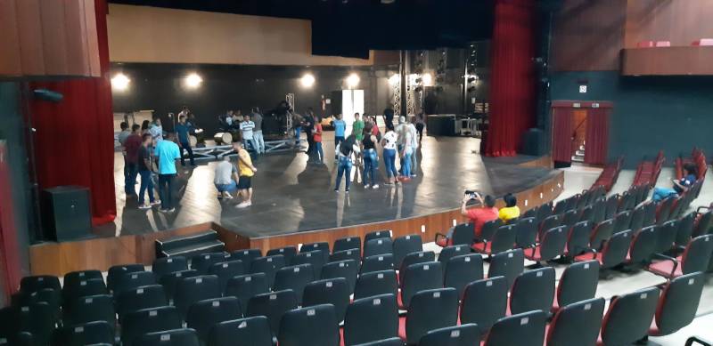 erca de 30 adolescentes e jovens que cumprem medidas socioeducativas nas unidades da Fundação de Atendimento Socioeducativo do Pará (Fasepa), na Região Metropolitana de Belém, participaram nesta segunda-feira (4) do último ensaio geral para o “IV Sarau Literário da Socioeducação”, marcado para o dia 5, no Teatro Margarida Schivasappa, no Centur. Foram os últimos ajustes de cena para o espetáculo que presta homenagem ao escritor Milton Hatoum e que busca levar os socioeducandos ao processo de ressocialização, contando com danças, literatura, poesia e música. O ensaio (foto) reuniu em cena todos os socioeducandos envolvidos nesse processo artístico cultural. A coordenadora da Ação Talentos da Fasepa, Marta Santos salientou que o ensaio geral, realizado na véspera do evento, ajuda os internos a entrarem no clima da apresentação e viver a expectativa de participar de uma apresentação teatral.

FOTO: TIAGO FURTADO / ASCOM FASEPA
DATA: 04.06.2018
BELÉM - PARÁ <div class='credito_fotos'>Foto: TIAGO FURTADO / ASCOM FASEPA   |   <a href='/midias/2018/originais/8410ba27-a374-4776-bb9c-6feefcde8607.jpg' download><i class='fa-solid fa-download'></i> Download</a></div>