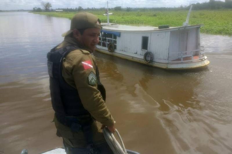 A Polícia Militar, em parceria com a Polícia Civil e o Centro de Perícias Científicas Renato Chaves, deflagrou na última quarta-feira (27) a "Operação Fronteira", para fiscalizar e combater o tráfico de drogas, o porte ilegal de armas e o roubo de veículos nos municípios de Óbidos, Oriximiná e Almeirim, no oeste paraense.
FOTO: ASCOM PMPA
DATA: 27.06.2018
<div class='credito_fotos'>Foto: Ascom PMPA | <a href='/midias/2018/originais/8417bfab-a615-4c50-9e9f-7200ae72f841.jpg' download><i class='fa-solid fa-download'></i> Download</a></div>