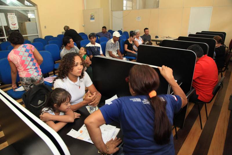 Com palestras, emissão de documentos, apresentações culturais, oficinas e exposições, o Dia D da Cidadania com Síndrome de Down trouxe uma programação diversificada e educativa sobre a questão das pessoas com deficiência intelectual, na manhã desta quinta-feira, 22, na Secretaria de Estado de Justiça e Direitos Humanos (Sejudh).
FOTO: WAGNER ALMEIDA / ASCOM SEJUDH
DATA: 22.03.2018
BELÉM - PARÁ <div class='credito_fotos'>Foto: Wagner Almeida/ Ascom Sejudh | <a href='/midias/2018/originais/8418e713-691c-42a7-aa8c-ccbfcf55dd98.jpg' download><i class='fa-solid fa-download'></i> Download</a></div>