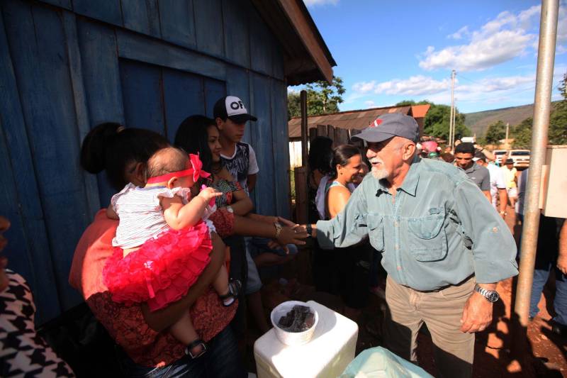 Também foram entregues nesta segunda (25) obras no distrito de Serra Pelada, em Curionópolis, sudeste do Estado. Uma das inaugurações foi a da Escola Estadual de Ensino Médio Joaquina Diamantina. A unidade de ensino teve investimento de R$ 220 mil em serviços nas redes elétrica e hidráulica, além de pintura, melhoria do forro e cobertura, assim como parte do piso, muro e calçada. Fundada em 1989, a escola foi praticamente reconstruída para atender com qualidade os 232 estudantes, nos turnos da tarde e à noite. São três salas de aula; bloco administrativo (sala da direção, sala dos professores e secretaria); uma copa cozinha, uma dispensa para armazenamento de alimentos da merenda escolar e banheiros masculino, feminino e de pessoa com deficiência (PCD). Em Curionópolis, o governador também entregou a pavimentação asfáltica de quatro quilômetros de vias urbanas, uma parceria com a Prefeitura de Curionópolis, dentro do Programa Asfalto na Cidade. Para esta obra, foram destinados R$ 1,7 milhão, que incluem serviços em terra, sub-base e base, pavimentação em CBUQ (Concreto Betuminoso Usinado a Quente) de três centímetros de espessura, meio-fio de concreto com lâmina d’água e sinalização horizontal. Curionópolis é um dos 99 municípios paraenses que assinaram com o governo o Termo de Asfalto, sendo que 33 já iniciaram as obras. Somados, os termos garantirão 529,6 km de pavimentação de vias urbanas – um investimento total de quase R$ 255 milhões do Tesouro Estadual.
FOTO: THIAGO GOMES / AG. PARÁ
DATA: 25.06.2018
CURIONÓPOLIS - PARÁ <div class='credito_fotos'>Foto: Thiago Gomes /Ag. Pará | <a href='/midias/2018/originais/841d0a25-8496-48ac-9506-7d91082bc434.jpg' download><i class='fa-solid fa-download'></i> Download</a></div>