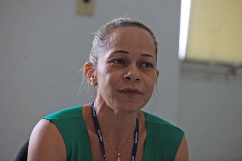 Equipes estão em campo com ações de controle e prevenção da doença junto aos produtores rurais da região atingida em um raio de 12 quilômetros a partir do foco da doença. O Programa Estadual de Controle da Raiva de Herbívoros (PECRH) atua no controle da ocorrência da doença em animais de interesse produtivo, tendo como objetivo reduzir a prevalência da doença na população de herbívoros domésticos. A gerente do Programa, Arlinéia Rodrigues (foto), explica que a Adepará trabalha no combate a raiva de herbívoros. No caso das ações no Marajó, a Agência dá apoio na área externa ao foco da doença, na comunidade de Rio Laguna, realizando a captura de morcegos em conjunto com a equipe da Sespa.
FOTO: RODOLFO OLIVEIRA / AG. PARÁ
DATA: 17.05.2018
BELÉM - PARÁ <div class='credito_fotos'>Foto: Rodolfo Oliveira/Ag. Pará | <a href='/midias/2018/originais/84221ece-ad2a-47a9-ba35-994a67fcf0e8.jpg' download><i class='fa-solid fa-download'></i> Download</a></div>