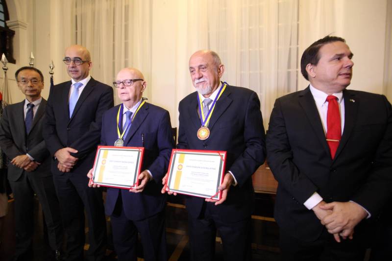 O governador Simão Jatene foi homenageado pela Associação do Corpo Consular no Estado do Pará (ACCP) com a Comenda do Mérito Consular João Clemente Baena Soares. A maior honraria da entidade foi entregue na noite desta quinta-feira (22), no salão nobre do prédio sede da Associação Comercial do Pará (ACP), em Belém. Na foto, o governador Simão Jatene (d), e o embaixador Baena Soares recebem comenda.
FOTO: IGOR BRANDÃO / AG. PARÁ
DATA: 22.02.2018
BELÉM - PARÁ <div class='credito_fotos'>Foto: IGOR BRANDÃO / AG. PARÁ | <a href='/midias/2018/originais/8429233f-5eca-4580-822f-c80e42acb52e.jpg' download><i class='fa-solid fa-download'></i> Download</a></div>