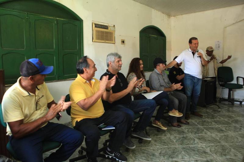 Ordens de Serviço do Programa Asfalto na Cidade também foram assinadas no município de São João da Ponta, que foi contemplado com mais 3 km de asfalto, além dos que já estão beneficiando o distrito de Deolândia. “Com certeza isso vai ajudar na questão do desenvolvimento. O presidente da Assembleia Legislativa do Pará (Alepa), Márcio Miranda (foto), foi um dos parlamentares que acompanhou a agenda governamental na região

FOTO: RODOLFO OLIVEIRA / AG. PARÁ
DATA: 13.06.2018
SÃO JOÃO DA PONTA - PARÁ <div class='credito_fotos'>Foto: Rodolfo Oliveira/Ag. Pará   |   <a href='/midias/2018/originais/842d9fa3-8e52-4421-973c-227b8d3e7025.jpg' download><i class='fa-solid fa-download'></i> Download</a></div>