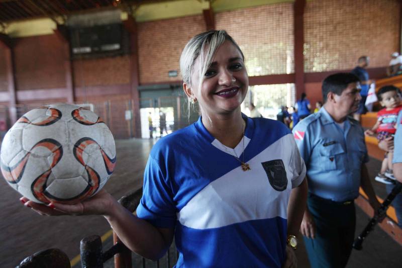 Mais de 300 policiais militares, de diversas localidades do Pará, participam neste sábado (3) e no domingo (4) da II Copa de Futsal da Casa Militar da Governadoria, em comemoração aos 101 anos de criação do órgão. Quarenta equipes participam do torneio, sendo 32 masculinas, quatro femininas, duas sub-16 e duas sub-13, as duas últimas formadas por alunos da escolinha de futsal da PM, que ensina a filhos de militares técnicas e regras da prática esportiva. Representando o time do Batalhão de Choque (que integra o Comando de Missões Especiais), Liliane Melo (foto) está na PM do Pará há cinco anos, mas desde criança joga futebol.
FOTO: RODOLFO OLIVEIRA / AG. PARÁ
DATA: 03.03.2018
BELÉM - PARÁ <div class='credito_fotos'>Foto: Rodolfo Oliveira/Ag. Pará | <a href='/midias/2018/originais/84439555-2701-4283-9275-91d53bc4c19f.jpg' download><i class='fa-solid fa-download'></i> Download</a></div>
